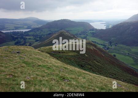 Blick über Winter Crag zum Wainwright 'Hallin Hill' vom Gipfelgrat des 'Beda Fell' im Lake District National Park, Cumbria, England, UK. Stockfoto