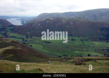 Der Wainwright ''Steel Knotts' und das Valley of Howe Grain in Martindale von 'Beda Fell' im Lake District National Park, Cumbria, England, Großbritannien. Stockfoto