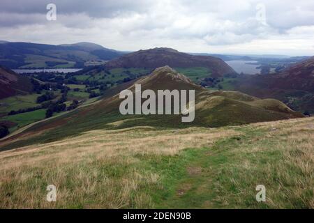 Blick über Winter Crag zum Wainwright 'Hallin Hill' vom Gipfelgrat des 'Beda Fell' im Lake District National Park, Cumbria, England, UK. Stockfoto