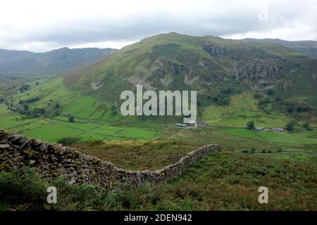 Das Valley of Howe Grain und der Wainwright 'Beda Fell' von Dry Stone Wall auf 'Steel Knotts' in Martindale, Lake District National Park, Cumbria. Stockfoto