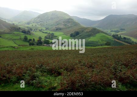 Das Valley of Howe Grain und der Wainwright 'Beda Fell' von Path auf ''Hallin Hill' in Martindale, Lake District National Park, Cumbria, England, Großbritannien. Stockfoto