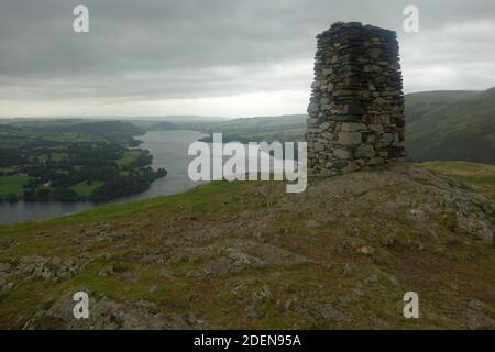 Der große Dry Stone Cairn & Ullswater Lake vom Wainwright ''Hallin Hill' in Martindale, Lake District National Park, Cumbria, England, Großbritannien. Stockfoto