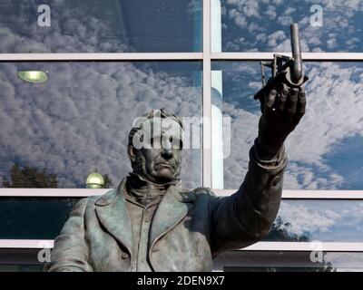 Bronzestatue von George Stephenson 1781-1848 von Stephen Hicklin draußen Chesterfield Railway Station Derbyshire England Großbritannien Stockfoto