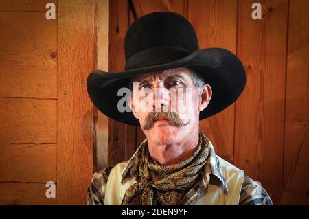 USA, Rocky Mountains, Wyoming, Sublette County, Pinedale, Flying A Ranch, Cowboy Portrait MR Stockfoto