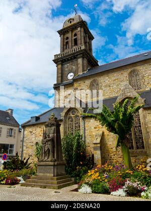 Die Eglise St. Pierre eine mittelalterliche Kirche im Zentrum Von Crozon in Finisterre Bretagne Frankreich Stockfoto