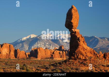 Nordamerika, USA, Amerikaner, Colorado Plateau, Utah, Moab, Four Corners, Arches, National Park, Windows Section, La Sal Mountains und Balanced Rock Stockfoto