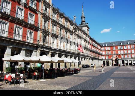 Café-Tische in Plaza Mayor, Madrid, Spanien Stockfoto