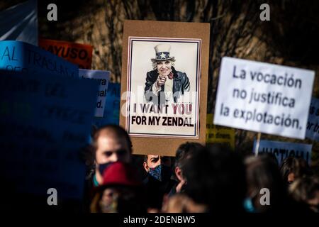 Madrid, Spanien. Dezember 2020. Madrid, Spanien. Dezember 2020. Ein Mann protestierte mit einem Plakat, auf dem ein Bild gegen die Regionalpräsidentin Isabel Diaz Ayuso während der Einweihung des Krankenhauses Enfermera Isabel Zendal zu sehen war. Das neue Notkrankenhaus wurde in drei Monaten mit einem Preis von ca. 100 Millionen Euro für Pandemien oder gesundheitliche Notfälle gebaut, mit 1,000 Betten, die Patienten mit Coronavirus (COVID-19) versorgen könnten. Kredit: Marcos del Mazo/Alamy Live Nachrichten Gutschrift: Marcos del Mazo/Alamy Live Nachrichten Stockfoto