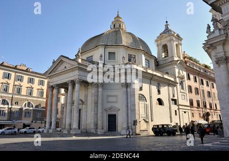 Italien, Rom, Piazza del Popolo, Kirche Santa Maria di Montesanto Stockfoto