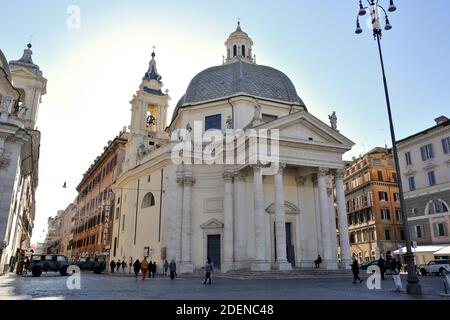 Italien, Rom, Piazza del Popolo, Kirche Santa Maria dei Miracoli Stockfoto