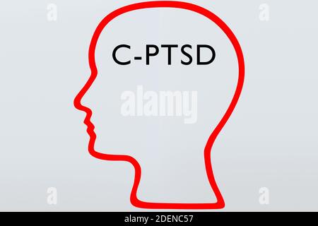 3D-Darstellung der Kopfsilhouette mit dem Text C-PTSD, isoliert über hellgrauem Gradienten. Stockfoto