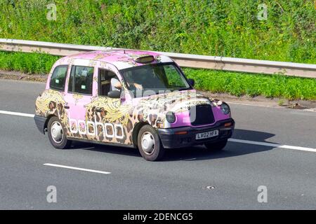 Boohoo London Taxi Werbung; Fahrzeugverkehr, Fahrzeuge bewegen, Autos, Fahrzeug fahren auf britischen Straßen, Motoren, Autofahren auf der Autobahn M6 Autobahn UK Straßennetz. Stockfoto