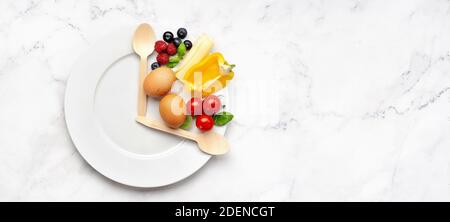 Intervall-Fasten Diät-Konzept auf weiß Stockfoto