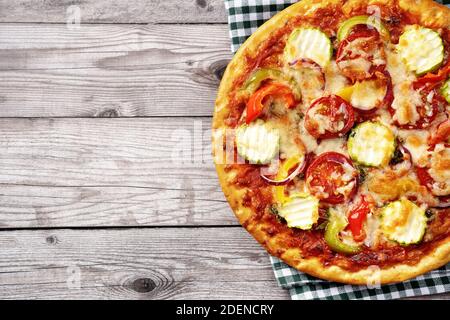 Nahaufnahme von gesunder und köstlicher vegetarischer Pizza Stockfoto