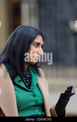 Suella Braverman QC MP (Attorney General) in Downing Street nach einer Kabinettssitzung im Auswärtigen Amt. Dezember 2020 Stockfoto