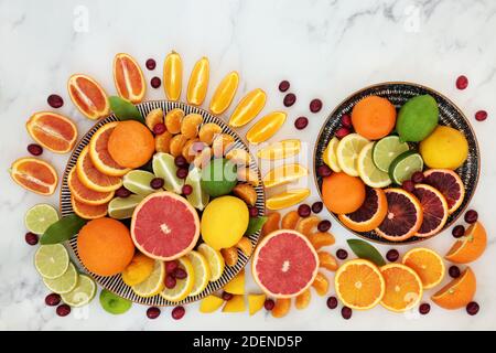 Gesunde High Fiber Zitrusfrüchte für Immunost mit Preiselbeeren, Orangen, Zitronen, Limetten und Grapefruit reich an Antioxidantien, Anthocyane, Lycopin Stockfoto