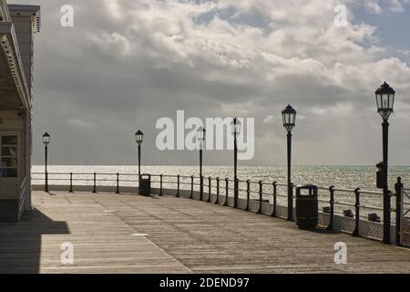 Strandpromenade und Strand in Worthing, West Sussex, England. Mit Riesenrad vom Pier aus gesehen. Stockfoto