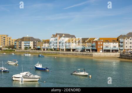 Moderne Wohnungen am Fluss Adur in Shoreham, West Sussex, England Stockfoto