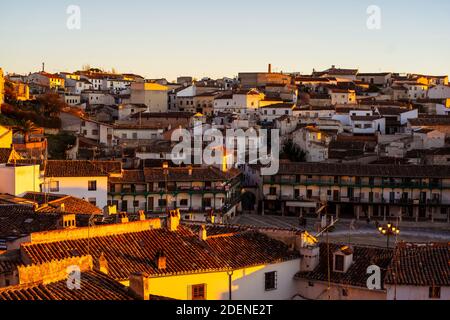 Chinchon / Madrid / Spanien: Spanisches Dorf mit dem mittelalterlichen Hauptplatz - flankiert von Arkaden, grünen Holzbalkonen und traditionellen Restaurants. Stockfoto