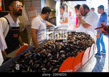 Istanbul, Türkei - September, 2018: Mann verkauft rohe Muscheln in Muscheln serviert mit Zitronensaft in Midyeci Ahmet Café in der Nähe Ortakoy Platz. Stockfoto