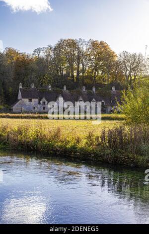 Herbst in den Cotswolds - The River Coln, Rack Isle und Arlington Row im Dorf Bibury, Gloucestershire UK Stockfoto