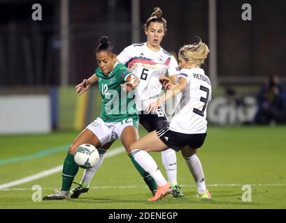 Rianna Jarrett, die Deutsche Lena Sophie Oberdorf und Kathrin Hendrich kämpfen beim UEFA Women's Euro 2021 Qualifying Group I Spiel im Tallaght Stadium, Dublin, Irland, um den Ball. Stockfoto