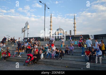 Istanbul, Türkei - September, 2018: Menschen auf dem Eminonu-Platz in der Abendzeit. Die Neue Moschee oder Yeni Camii im Hintergrund. Stockfoto