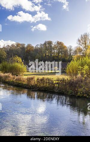 Herbst in den Cotswolds - The River Coln, Rack Isle und Arlington Row im Dorf Bibury, Gloucestershire UK Stockfoto