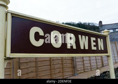 Altes Bahnhofsschild in der Nähe des Corwen Hauptbahnhofs unter Bau durch den Freiwilligen Llangollen Railway Trust Stockfoto