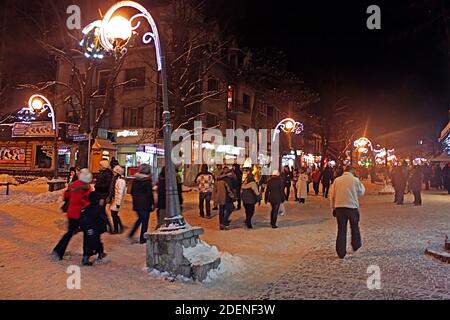 ZAKOPANE, POLEN - 30. DEZEMBER 2010: Berühmte Krupowki Straße in Zakopane im Winter. Die Krupowki Straße ist das Haupteinkaufsviertel Stockfoto