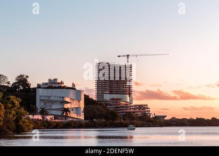 Ibere Camargo Museum, ein Gebäude unter constructin und der Sonnenuntergang in Porto Alegre, Brasilien Stockfoto