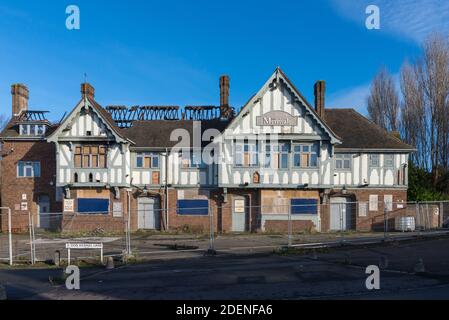 Das Merrivale Deelict and Fire Damaged Pub in Langley, Sandwell, West Midlands ist ein weiteres Beispiel für eine geschlossene Kneipe Stockfoto