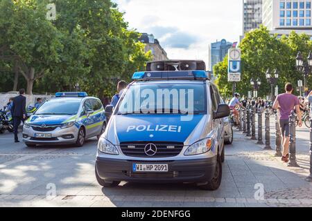 Frankfurt am Main, Deutsch - 19. April 2020. Polizeistreife in den Straßen der Stadt während einer Demonstration Stockfoto