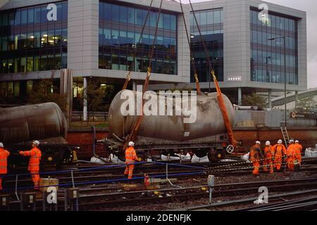 Sheffield, Großbritannien - 14. November 2020: Der entgleiste Güterzug am Bahnhof Sheffield fahren die Rettungskräfte die Kesselwagen um. Stockfoto