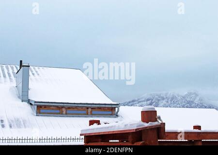 Berghütten mit frischem Schnee bedeckt im Chocholowska Tal - Tatra Stockfoto
