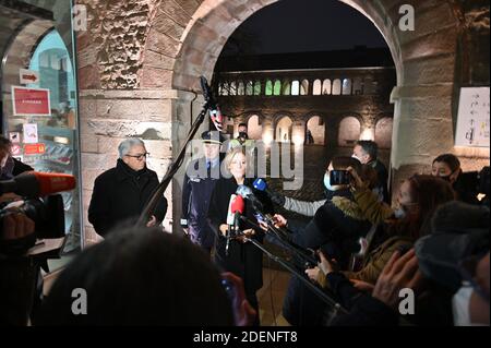 Trier, Deutschland. Dezember 2020. Malu Dreyer (SPD), Ministerpräsident von Rheinland-Pfalz und Roger Lewentz (l. SPD), Innenminister von Rheinland-Pfalz, geben vor der Porta Nigra eine Presseerklärung ab. Am Nachmittag war ein Mann mit einem Auto durch die Fußgängerzone von Trier gefahren, um Menschen zu verletzen und zu töten. Quelle: Harald Tittel/dpa/Alamy Live News Stockfoto