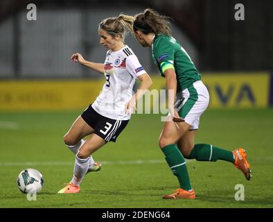 Die deutsche Kathrin Hendrich (links) und Katie McCabe, Irlands Republik, kämpfen während des UEFA Women's Euro 2021 Qualifying Group I-Spiels im Tallaght Stadium, Dublin, Irland, um den Ball. Stockfoto