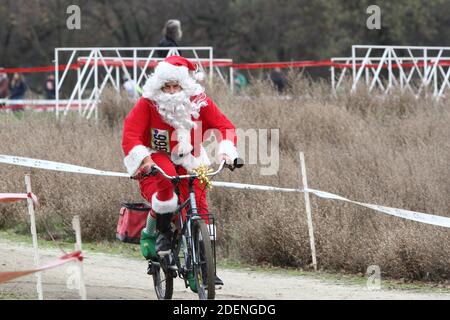 Santa Reiten ein Fahrrad Lieferung Geschenke mit elf Helfer. Stockfoto