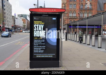 Blick auf ein Stay Home-Schild an einer Bushaltestelle in King's Cross während der zweiten nationalen Sperre in England. London, Großbritannien 21. November 2020. Stockfoto