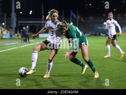 Die deutsche Kathrin Hendrich (links) und Ruesha Littlejohn (Irland) kämpfen beim UEFA Women's Euro 2021 Qualifying Group I-Spiel im Tallaght Stadium, Dublin, Irland, um den Ball. Stockfoto