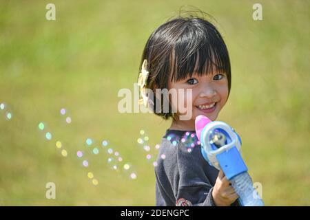 (201201) -- PEKING, 1. Dezember 2020 (Xinhua) -- EIN Kind genießt sich im Evergreen Park in Haikou, südchinesische Provinz Hainan, 7. November 2020. (Xinhua/Pu Xiaoxu) Stockfoto