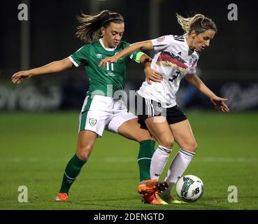 Katie McCabe (links) und Kathrin Hendrich kämpfen beim UEFA Women's Euro 2021 Qualifying Group I-Spiel im Tallaght Stadium, Dublin, Irland, um den Ball. Stockfoto