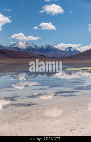 Spiegelung der Anden im Südwesten des altiplano In Bolivien Stockfoto