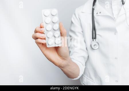 Hand Arzt hält Tablette, Nahaufnahme, weißer Hintergrund, für die Werbung Stockfoto