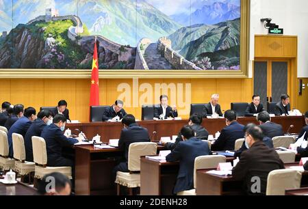 (201201) -- PEKING, 1. Dezember 2020 (Xinhua) -- Der chinesische Vizepremierminister Han Zheng, ebenfalls Mitglied des Ständigen Ausschusses des Politbüros des Zentralkomitees der Kommunistischen Partei Chinas, leitet eine Sitzung zur Förderung der Entwicklung des Wirtschaftsgürtels des Jangtse-Flusses in Peking, der Hauptstadt Chinas, am 1. Dezember 2020. (Xinhua/Xie Huanchi) Stockfoto