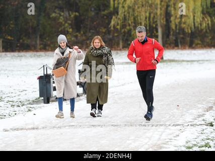 Frankfurt, Deutschland. Dezember 2020. Am 1. Dezember 2020 entspannen sich die Menschen auf einem verschneiten Weg in einem Park in Frankfurt. Quelle: Lu Yang/Xinhua/Alamy Live News Stockfoto