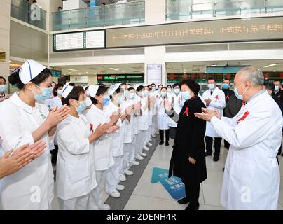 (201201) -- PEKING, 1. Dezember 2020 (Xinhua) -- der chinesische Vizepremierminister Sun Chunlan, ebenfalls Leiter des AIDS-Arbeitsausschusses des Staatsrates, besucht das Pekinger Yoan Krankenhaus, in Peking, der Hauptstadt Chinas, am 1. Dezember 2020, der den 33. Welt-Aids-Tag feiert. Sun hat die Arbeit der HIV/AIDS-Prävention und -Behandlung während des Besuchs untersucht. (Xinhua/Shen Hong) Stockfoto