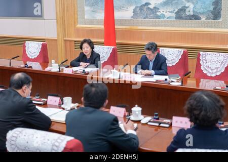 (201201) -- PEKING, 1. Dezember 2020 (Xinhua) -- der chinesische Vizepremierminister Sun Chunlan, ebenfalls Leiter des AIDS-Arbeitsausschusses des Staatsrates, leitet am 1. Dezember 2020 in Peking, der Hauptstadt Chinas, ein Symposium, das den 33. Welt-Aids-Tag anstellt. Sun besuchte am Dienstag das Pekinger Youan Krankenhaus, um die Arbeit der HIV/AIDS Prävention und Behandlung zu untersuchen. (Xinhua/Zhai Jianlan) Stockfoto