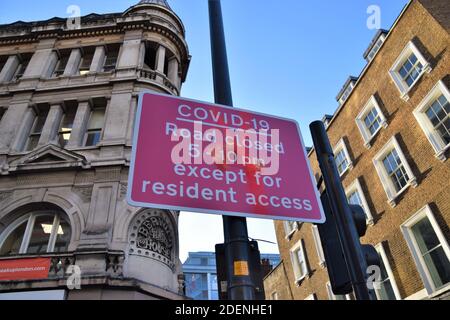 COVID-19 Road geschlossenes Straßenschild auf der Oxford Street, das nach Soho, London führt. Stockfoto