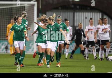 Katie McCabe (links) feiert das erste Tor ihrer Mannschaft während des UEFA Women's Euro 2021 Qualifying Group I Spiels im Tallaght Stadium, Dublin, Irland. Stockfoto